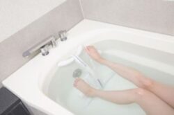 入浴女性の脚