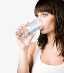 水を飲む女性